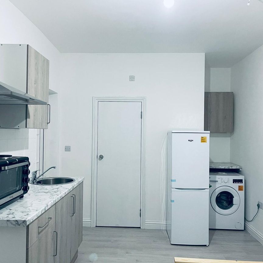 Self contained studio next to Gants hill tube station-£1100 inclusive bills - Photo 1