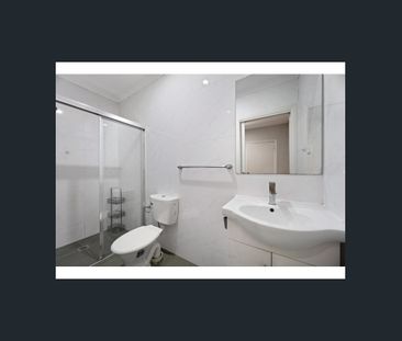 Affordable Room in Conveniently Located Guest House - Photo 3