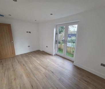 5 bedroom detached house to rent - Photo 2