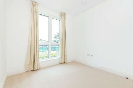 A luxury 2 bed apartment situated beside the River Thames. - Photo 5