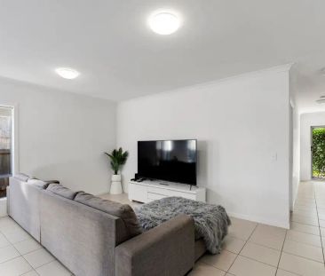 “Charming Silkstone Home Awaits You!” - Photo 1