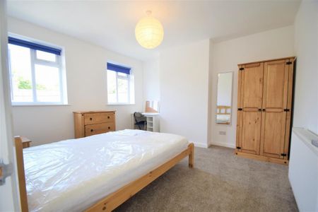 4 bedroom detached house to rent - Photo 3