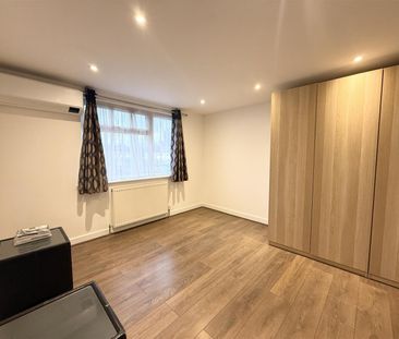 4 Bedroom House - Mid Terrace To Let - Photo 2