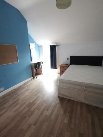 3 bedroom flat to rent - Photo 3