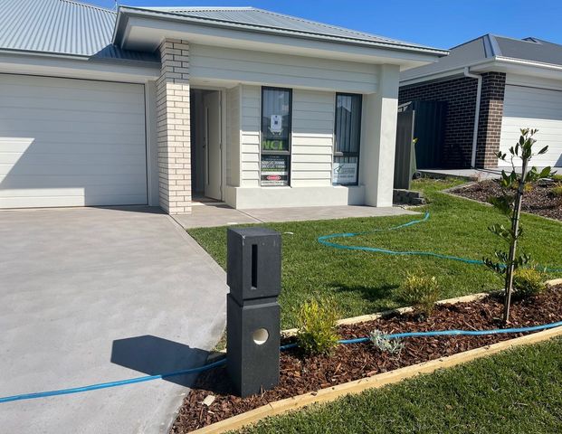 Spacious 4-Bedroom Duplex — Prime Thornton Location - Photo 1