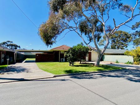 Refurbished 3 Bedroom Home - Spacious Grounds - Photo 2