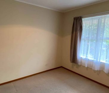 Two bedroom with single garage! - Photo 2