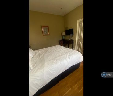 3 bedroom flat to rent - Photo 3
