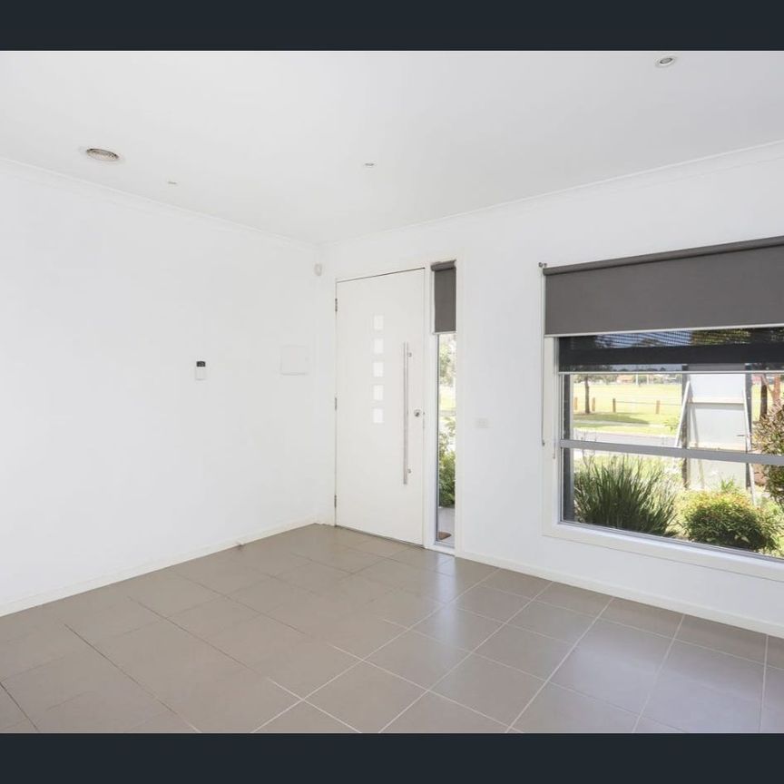 Modern Townhouse With Exceptional Lifestyle Conveniences - Photo 1