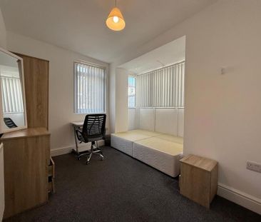 4 bedroom terraced house to rent - Photo 2
