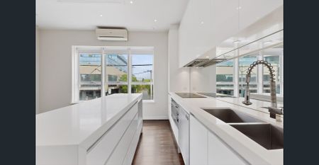 Convenient location, modern kitchen and bathroom - Photo 2