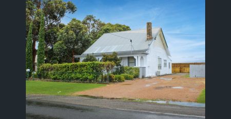 BEAUTIFUL COTTAGE IN GREAT LOCATION - Photo 5