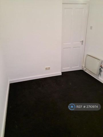 3 bedroom flat to rent - Photo 4