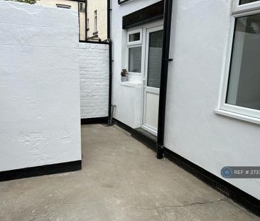 3 bedroom end of terrace house to rent - Photo 4