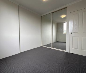 Top Floor Apartment, Your Cozy Retreat Close to Everything! - Photo 1