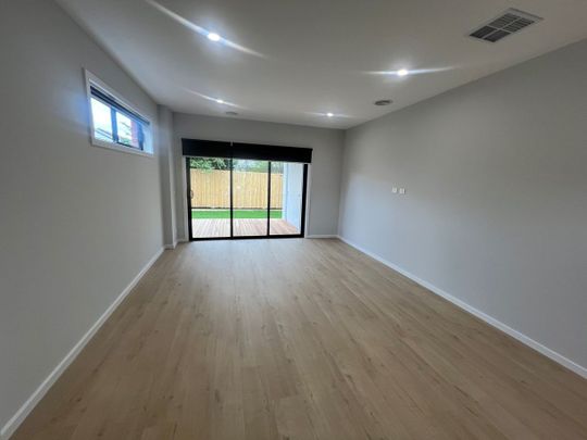 Brand New & Splendid Townhouse in West Footscray! - Photo 1