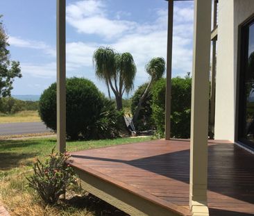 NEAT FURNISHED 2 BED UNIT @ $500 PER WEEK BOTTOM FLOOR ONLY. - Photo 6