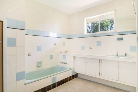 Spacious Family Living in Sought-After East Toowoomba - Photo 5