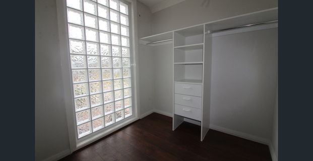 5 Bedroom Residence in The Ponds for Lease! - Photo 1