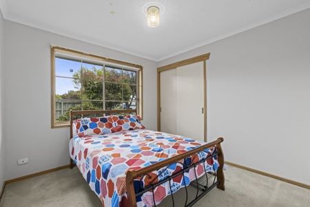 8 Monash Court, Whittington - Photo 4