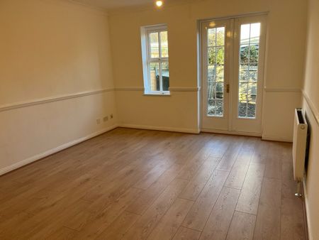 2 Bed Terraced House, Heather Close, SE13 - Photo 2