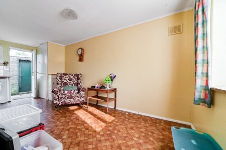 Old Windsor - Photo 2