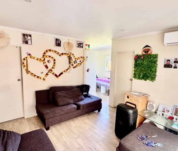 Family-Friendly 3-Bedroom Home Close to Schools & Amenities - Hende... - Photo 5