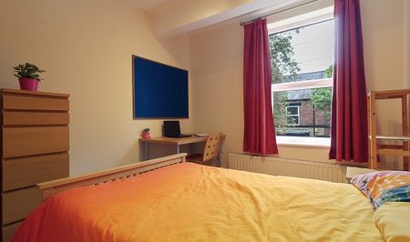 5 Bed With Recently Fitted Kitchen! - Photo 4