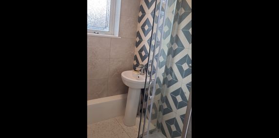 5 Bed Maisonette, Bletchley Court, N1 - Photo 2