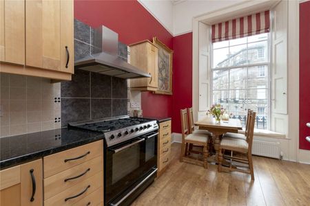 A two bedroom flat in the heart of Edinburgh's New Town, available to the market UNFURNISHED. - Photo 3