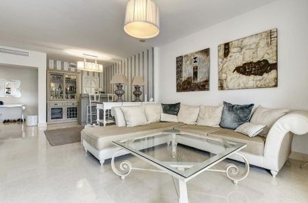 Middle Floor Apartment in Benahavís - Photo 4