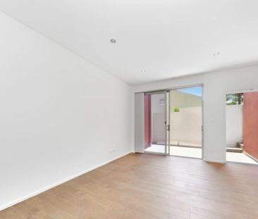 Modern & Bright Split Level Unit in the Heart of Penshurst - Photo 3