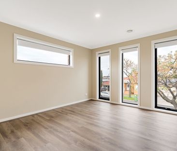 Spacious Townhouse! - Photo 2