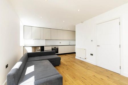 3 Bedroom, 3 bath, 1 reception Apartment - Photo 2