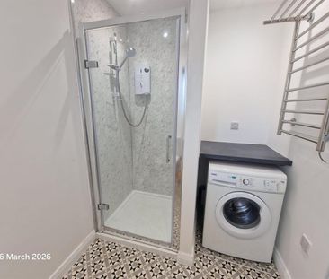 Flat , Kingsmead Drive, Leeds - Photo 4