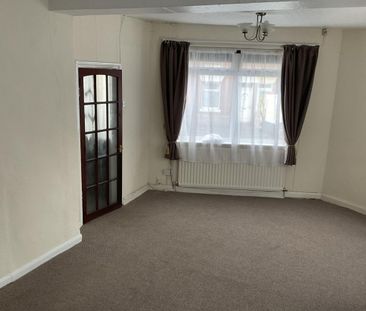 3 bedroom house - end terrace to rent - Photo 2