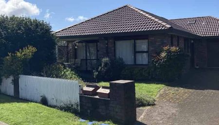 Comfortable family home - Walk to town - Photo 3