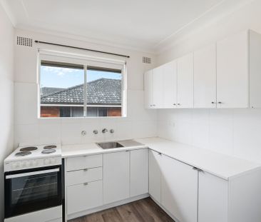 Spacious Two Bedroom Apartment - Photo 2