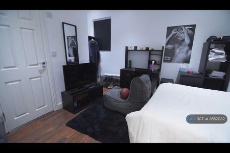 6 bedroom detached house to rent - Photo 4