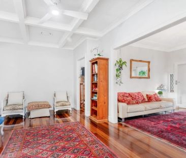 Spacious Family Living on an Expansive 810sqm Block – Pool, Multipl... - Photo 1