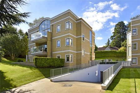 A prestigious apartment located in a gated community within walking distance to Gerrards Cross town - Photo 2