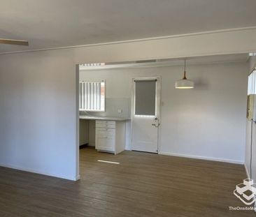 3 Bedroom 1 Bath 1 Car Home - Photo 2