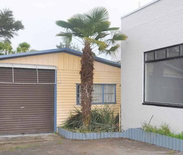 New Lynn 4 Bedrooms House with large garage - Photo 3