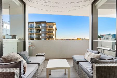 Modern Two Bedroom Apartment in Convenient Location - Photo 2