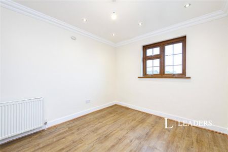 4 bedroom semi-detached house to rent - Photo 4