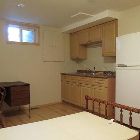 Great Location! 4 Bedrooms + Den Bungalow for Rent in Varsity! - Photo 3