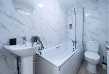 Hammersmith Road - Photo 2