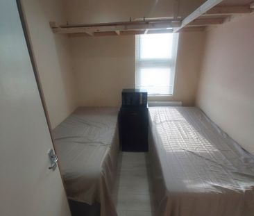 Room in a Shared House, Leamington Gardens, IG3 - Photo 4