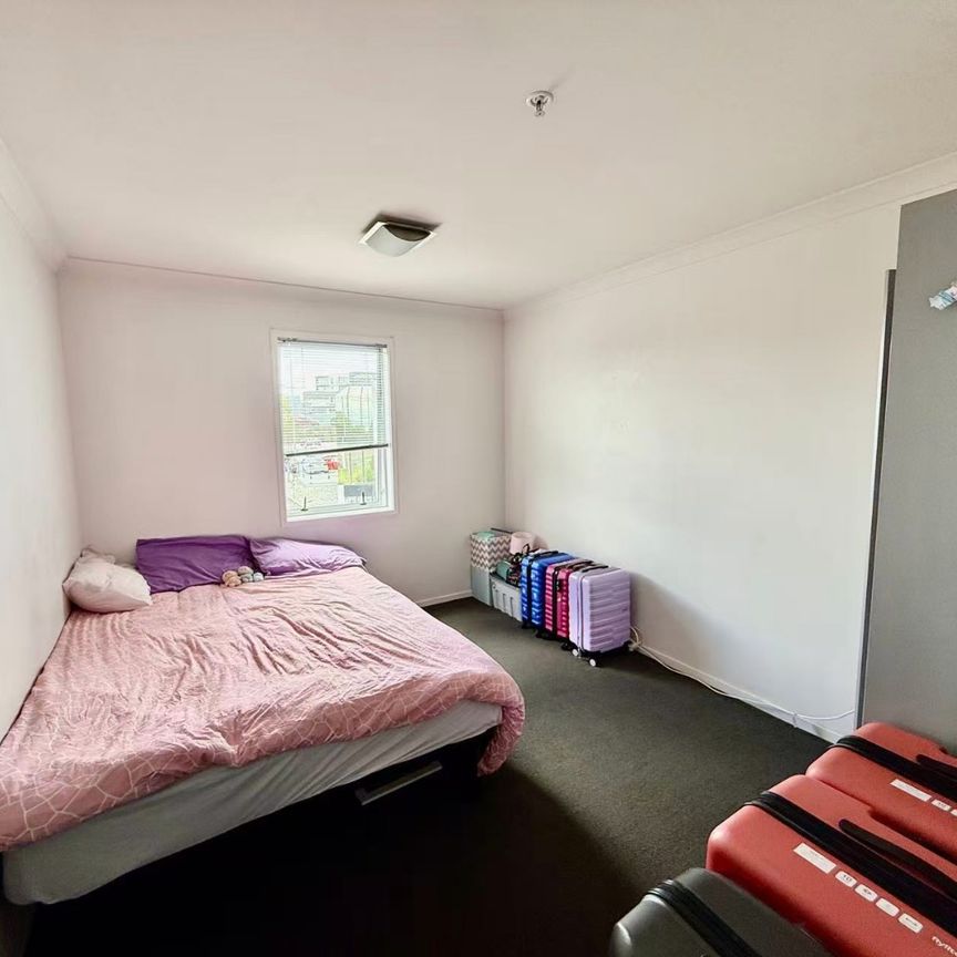 City-Fringe Living – Modern Apartment in Eden Terrace - Photo 1