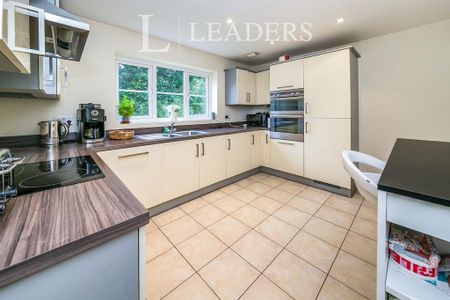 4 bedroom detached house to rent - Photo 4